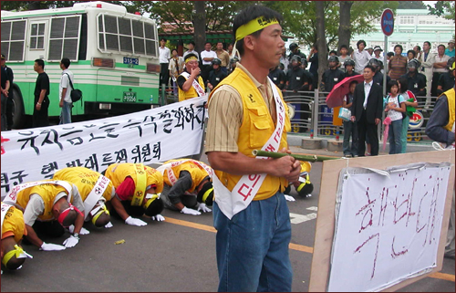 '핵반대'혈서를 앞세우며 '삼보일배'하는 반대 대책위원들 